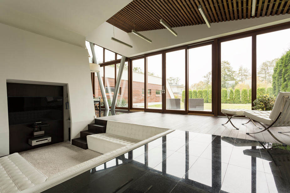 Ahşap tavanlı aydınlık villa